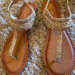 NEW Dominique NICOLE champagne and Brown T-Strap Sandals